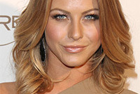 Julianne-hough-seventies-inspired-hairstyle-and-makeup-side